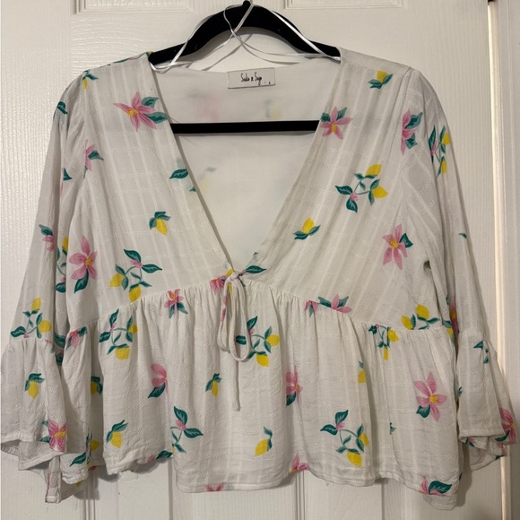 Sadie & Sage White and Yellow Flutter Sleeve Blouse - Picture 5 of 10